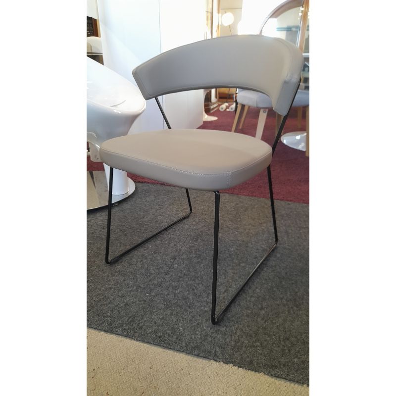 Déstockage Chaise rembourrée à piétement luge NEW YORK CB1022-SK, piètement P15 noir opaque, assise S95 Skuba grège