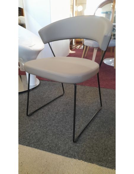 Déstockage Chaise rembourrée à piétement luge NEW YORK CB1022-SK, piètement P15 noir opaque, assise S95 Skuba grège