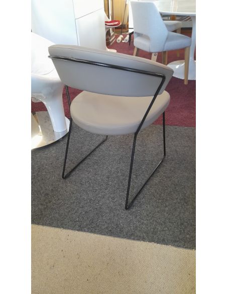 Déstockage Chaise rembourrée à piétement luge NEW YORK CB1022-SK, piètement P15 noir opaque, assise S95 Skuba grège