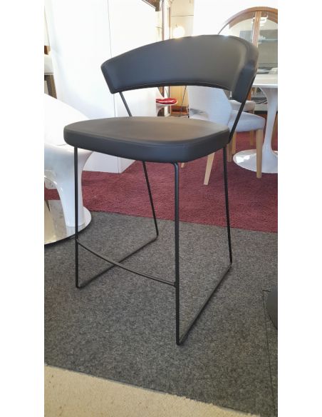 Déstockage Tabouret rembourré à piétement luge CB1087-SK, piétement P15 noir opaque, assise S93 Skuba noir