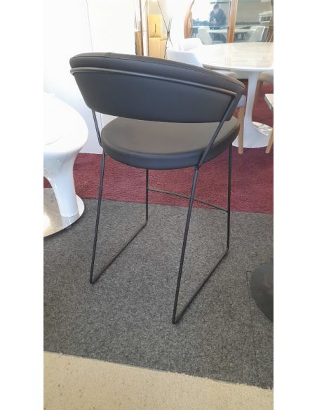 Déstockage Tabouret rembourré à piétement luge CB1087-SK, piétement P15 noir opaque, assise S93 Skuba noir