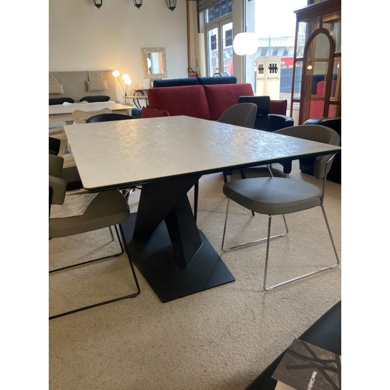 Déstockage Table rectangulaire, plateau céramique oxide blanc, piétement design métal noir