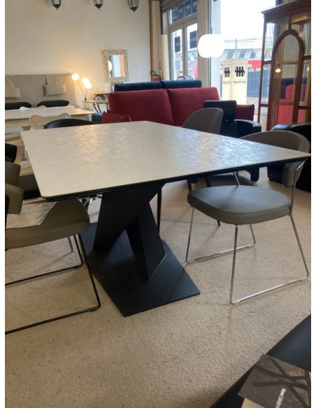 Déstockage Table rectangulaire, plateau céramique oxide blanc, piétement design métal noir