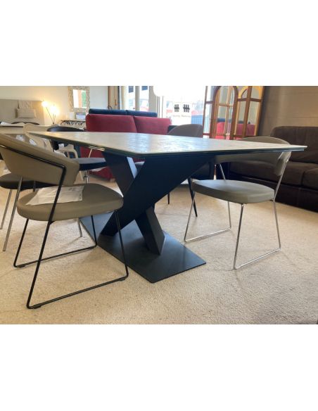 Déstockage Table rectangulaire, plateau céramique oxide blanc, piétement design métal noir