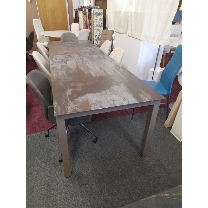 Déstockage Table extensible contemporaine ALISON 180 cm + 2 allonges 50 cm, plateau céramique DEKTON TRILIUM ép. 0.8 cm