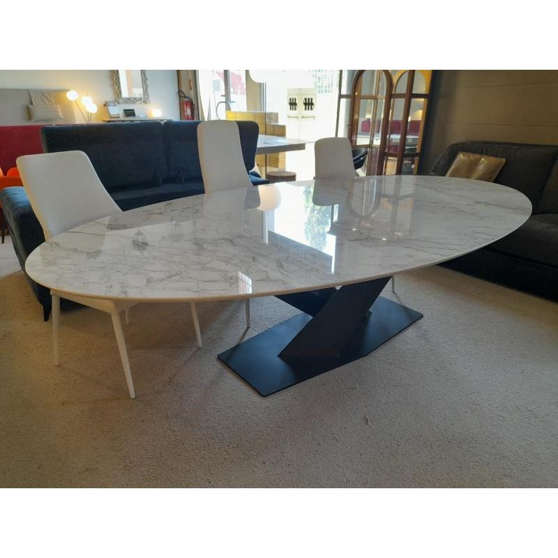 Déstockage Table ovale avec plateau en céramique DEKTON BERGEN, piétement design métal noir