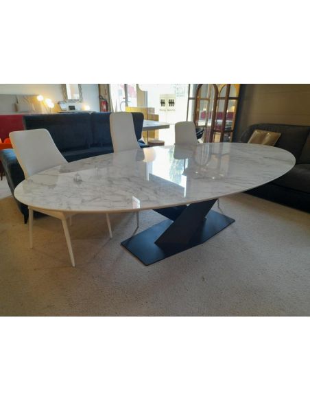 Déstockage Table ovale avec plateau en céramique DEKTON BERGEN, piétement design métal noir