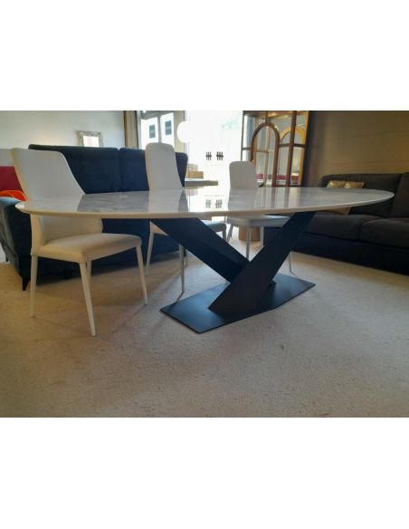 Déstockage Table ovale avec plateau en céramique DEKTON BERGEN, piétement design métal noir