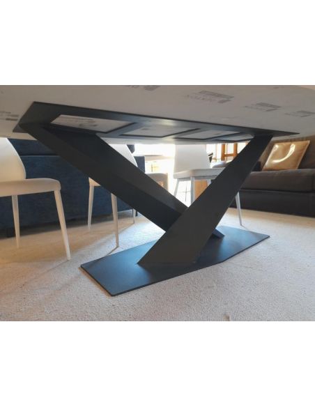 Déstockage Table ovale avec plateau en céramique DEKTON BERGEN, piétement design métal noir