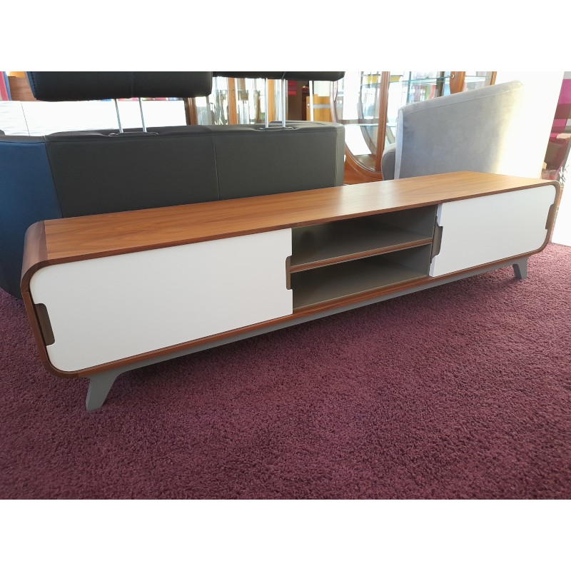 Meuble TV noyer 220cm x 40cm x 40cm, portes coulissantes laqué blanc RAL 9003, 2 niches laqué blanc RAL 9003, pieds scandinaves 