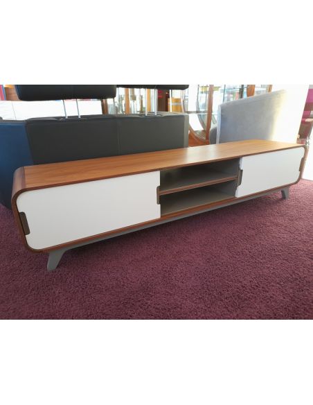 Meuble TV noyer 220cm x 40cm x 40cm, portes coulissantes laqué blanc RAL 9003, 2 niches laqué blanc RAL 9003, pieds scandinaves 